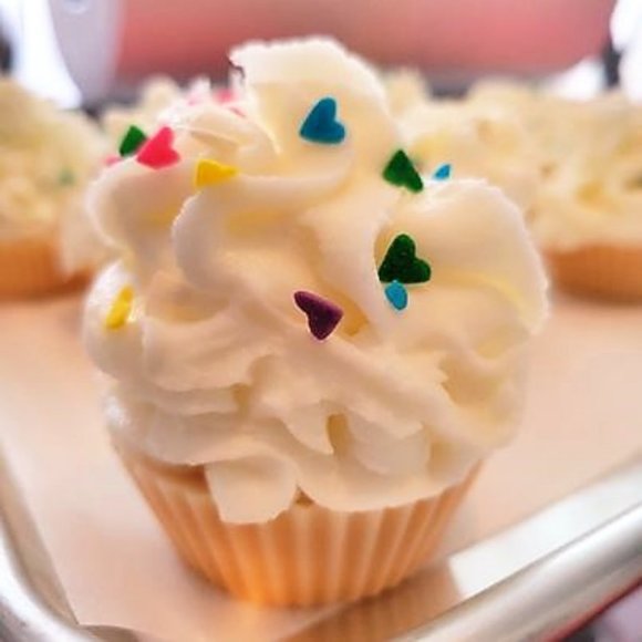 Warm Vanilla Butter Cream Cupcake Birthday Confetti Hearts Scented Soy Wax Melts - Picture 2 of 14